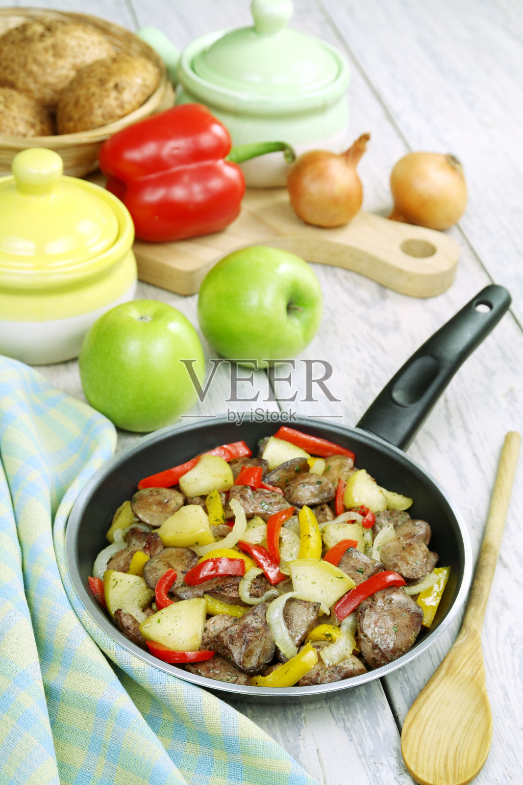 辣椒苹果炖鸡肝照片摄影图片