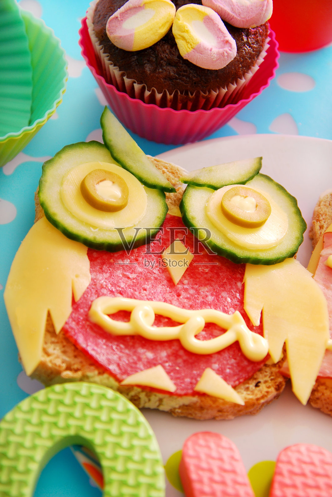 小孩用猫头鹰做的有趣三明治照片摄影图片