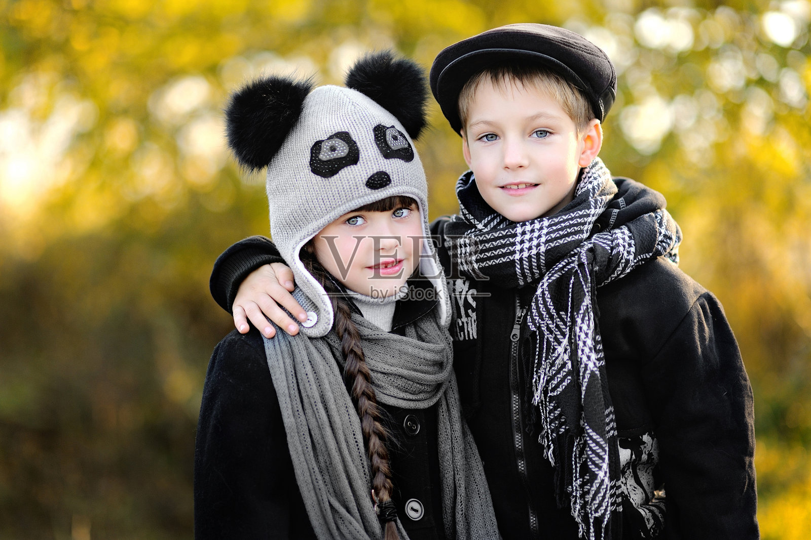 秋天里小男孩和小女孩在户外的肖像照片摄影图片