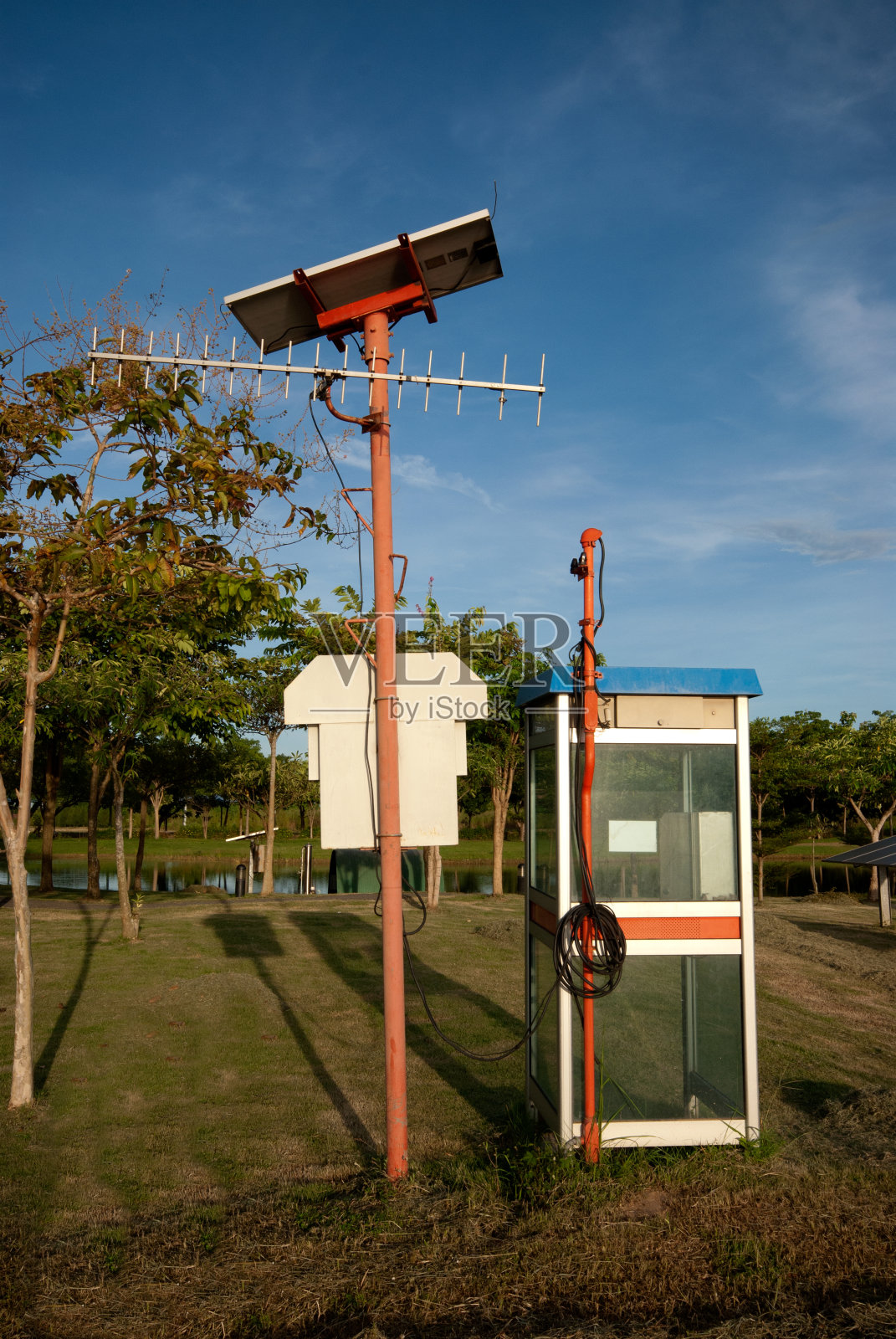 小型太阳能电池板。照片摄影图片