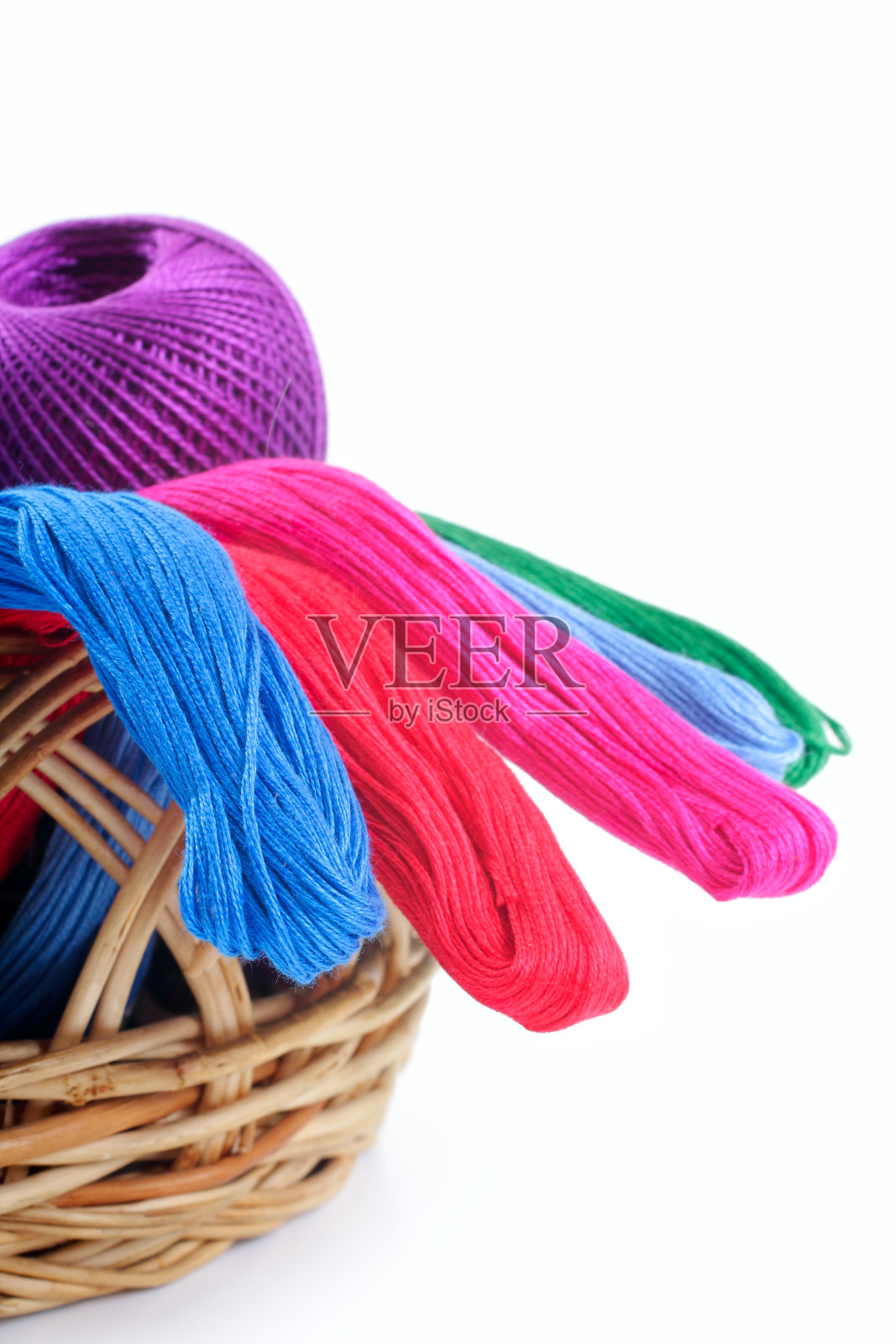 篮子里的刺绣用不同颜色的纱线照片摄影图片
