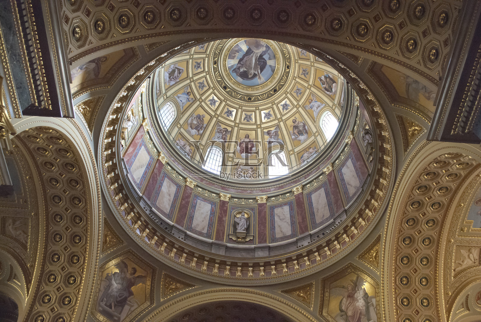 匈牙利布达佩斯的圣斯蒂芬大教堂照片摄影图片