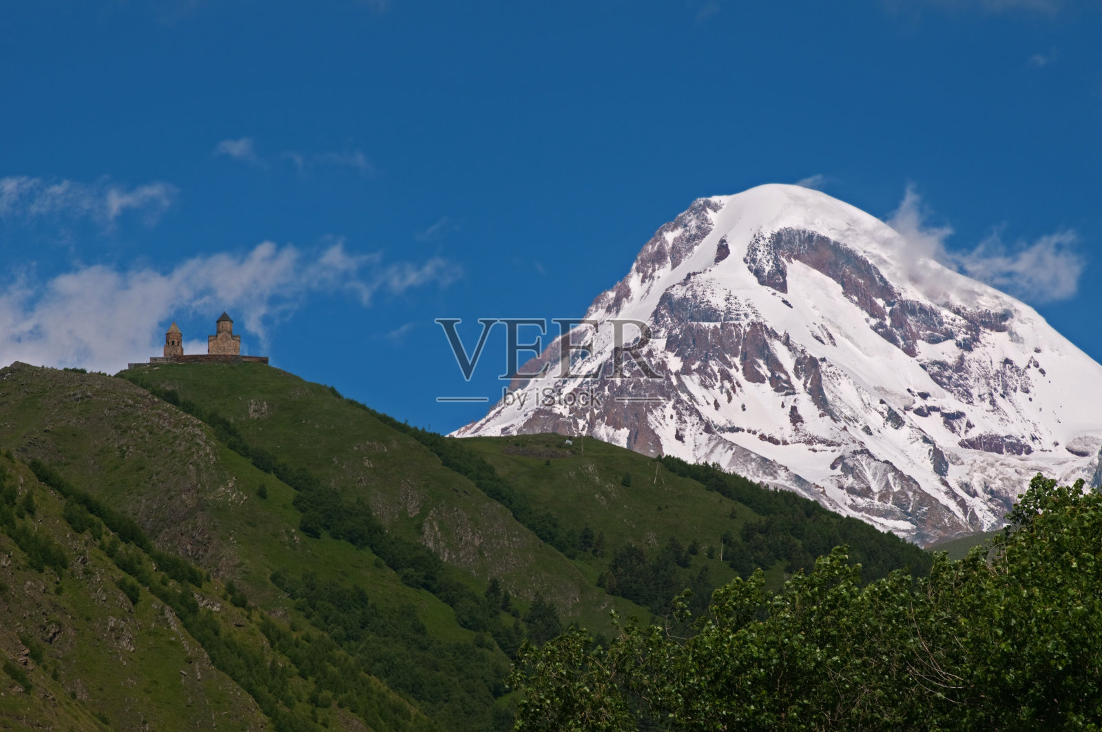 乔治亚州卡兹贝克山附近的一座教堂照片摄影图片