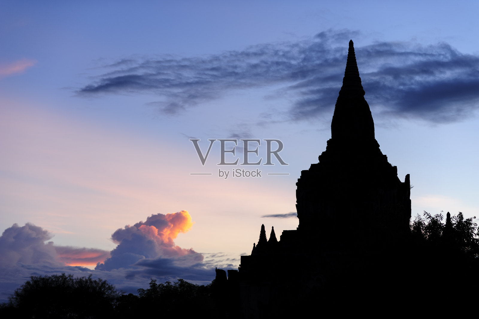 缅甸蒲甘，黄昏的宝塔照片摄影图片