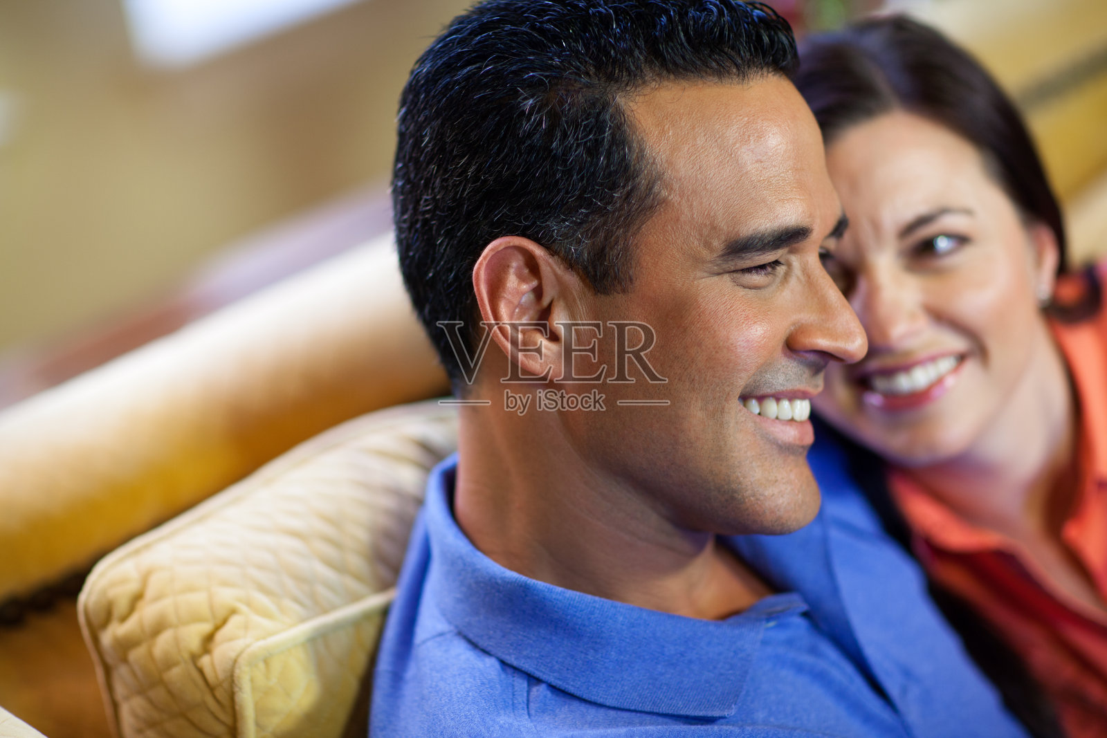 男人和女人坐在沙发上。照片摄影图片