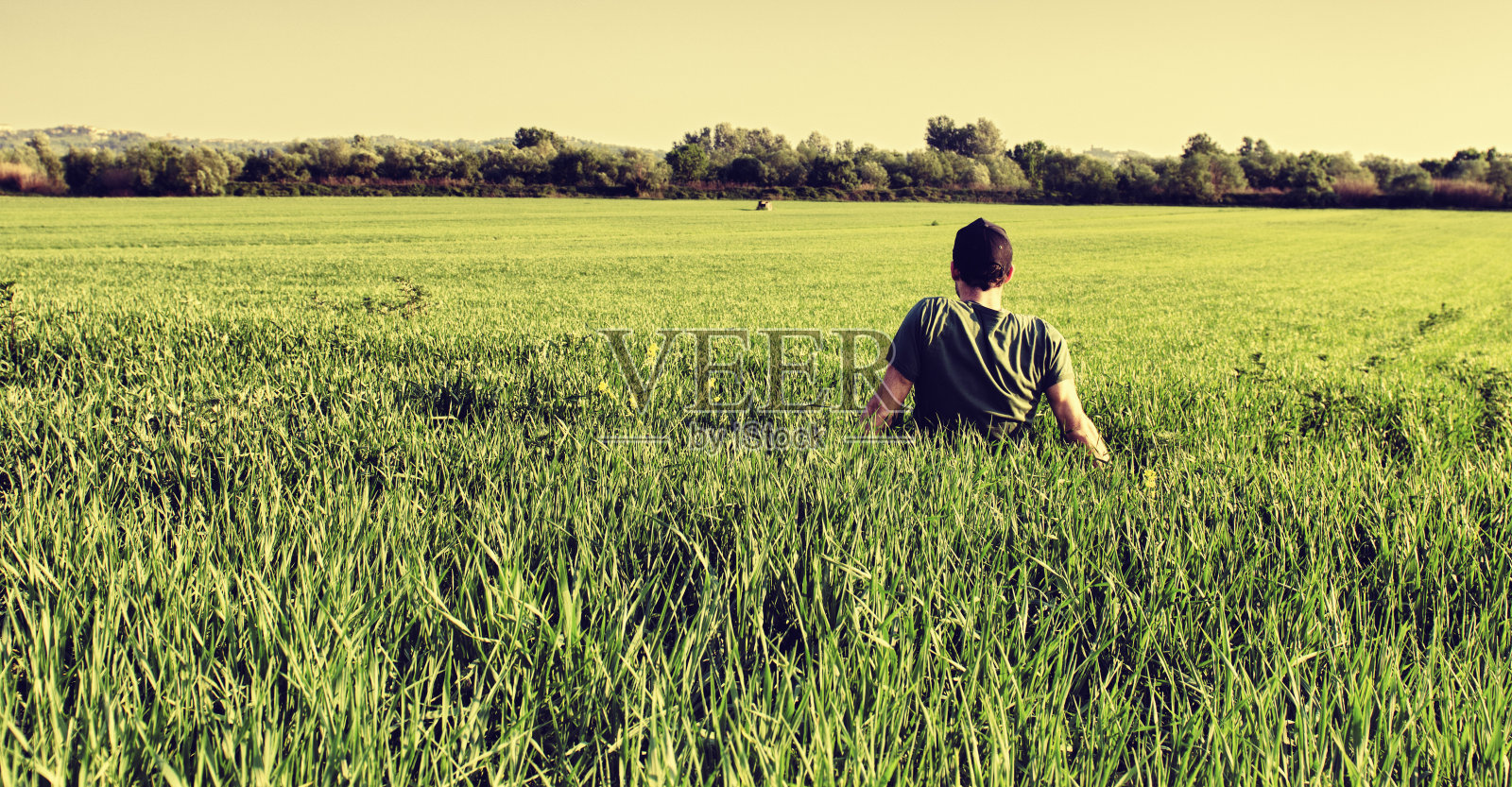 自由人在草地上休息照片摄影图片