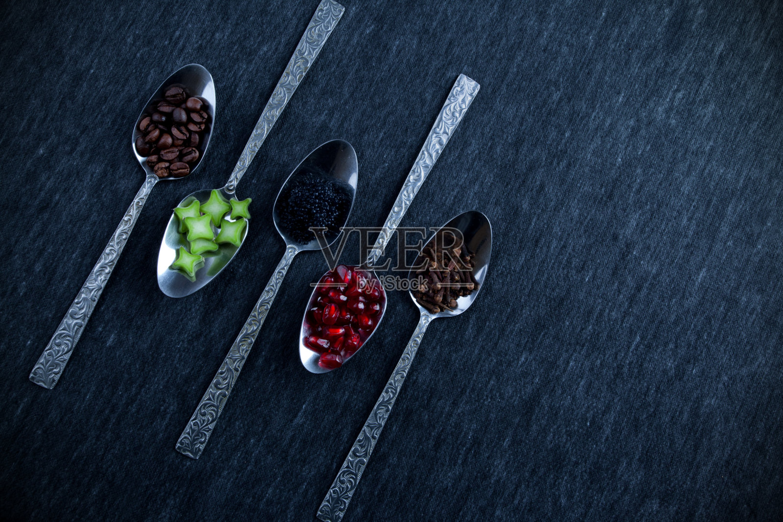 茶匙丁香，黑鱼子酱，石榴和咖啡照片摄影图片