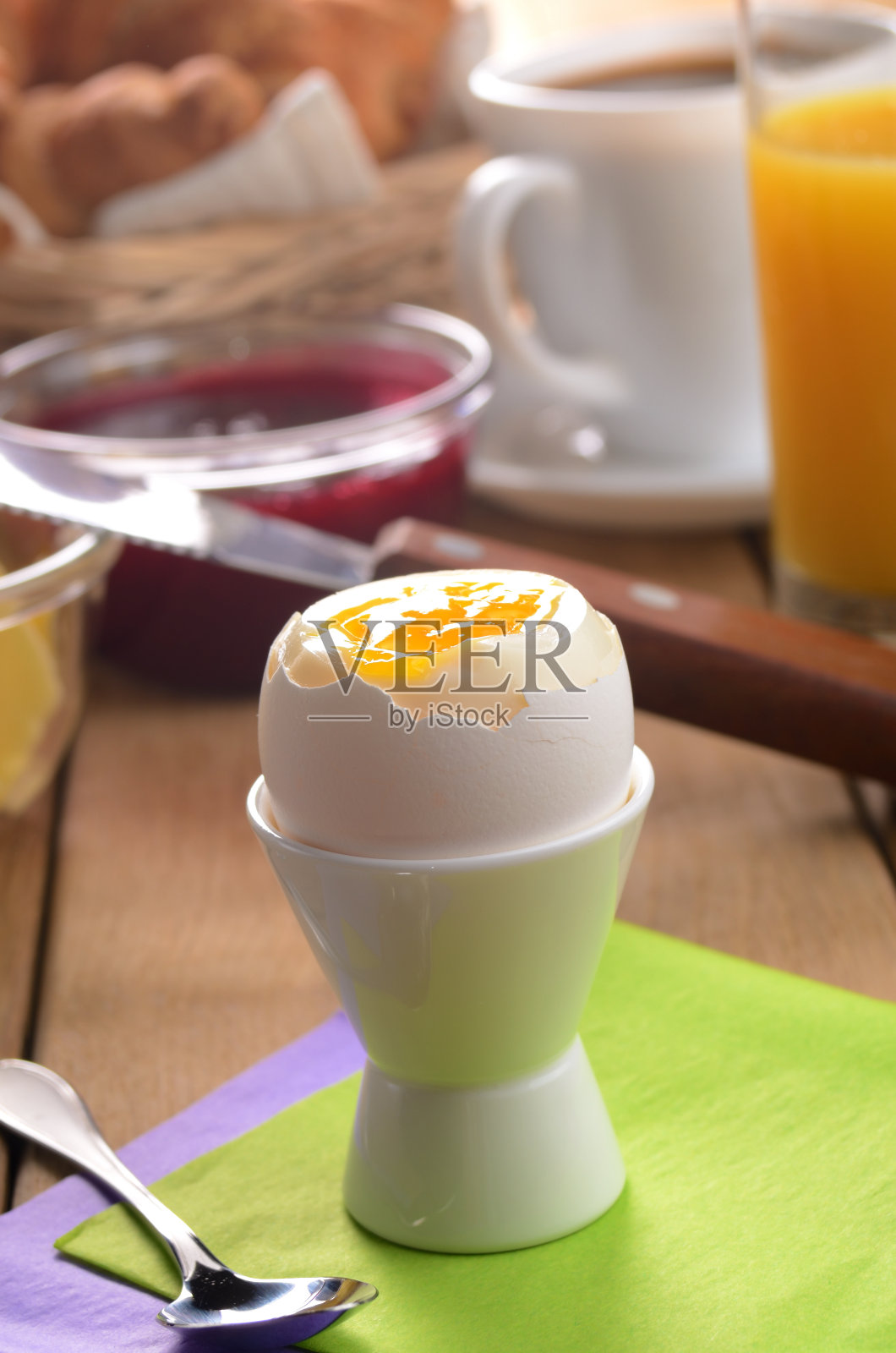 早餐有煮鸡蛋、咖啡、橙汁、羊角面包、果酱照片摄影图片