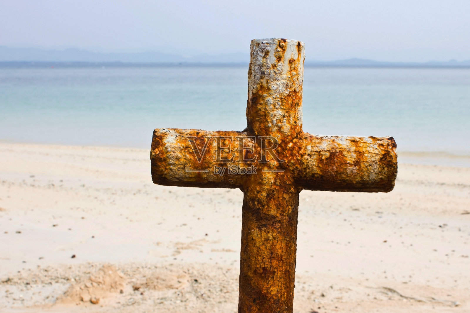 沙滩上的十字锈迹照片摄影图片