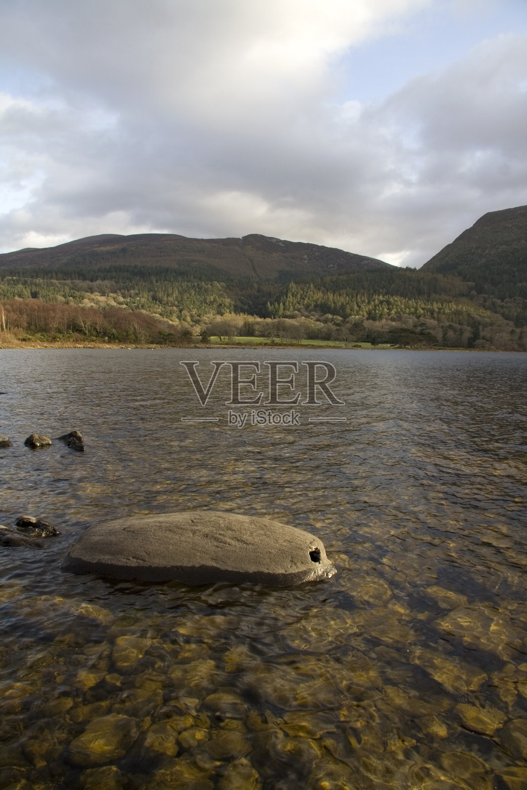 清晰的山湖照片摄影图片