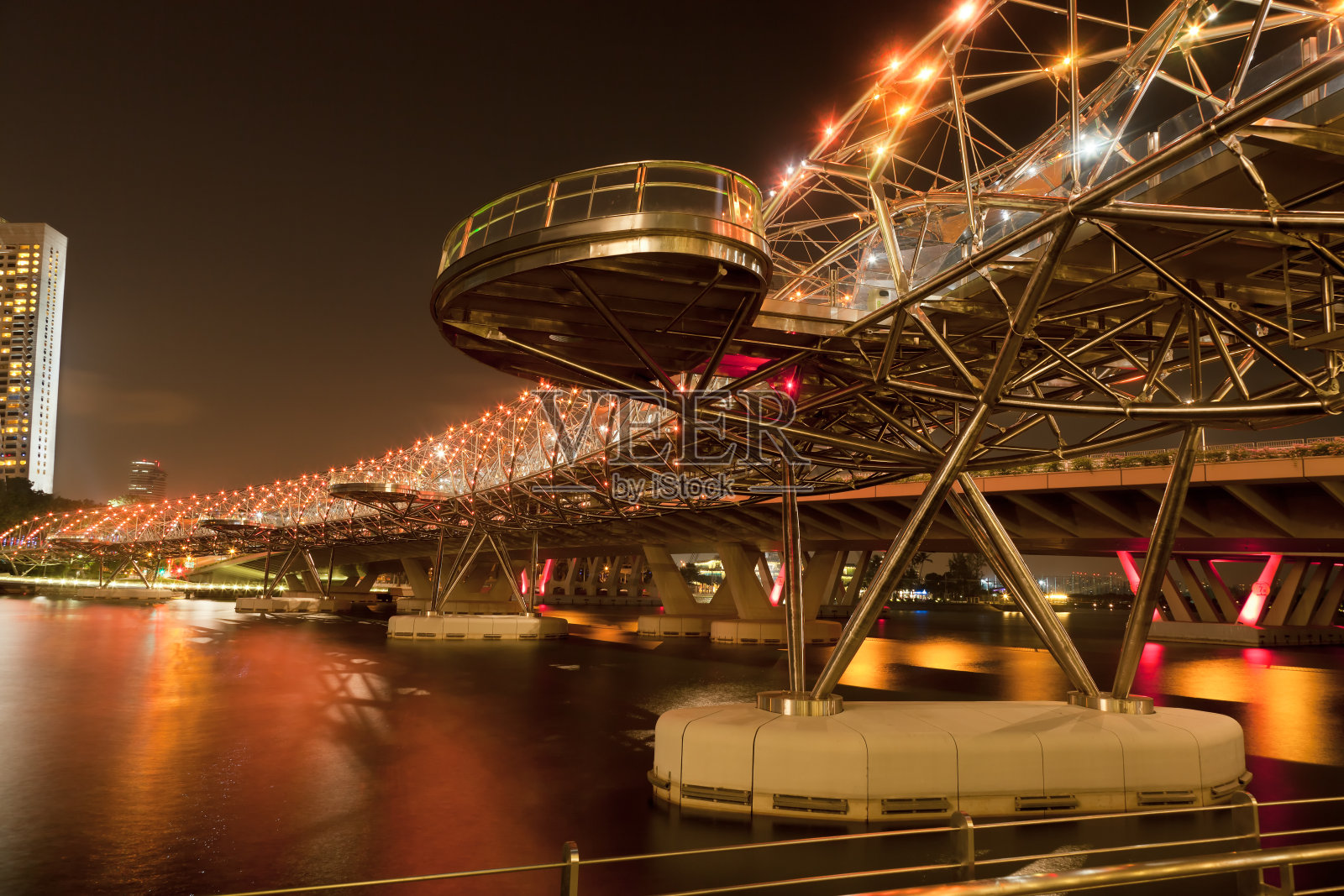 新加坡螺旋桥的夜景照片摄影图片
