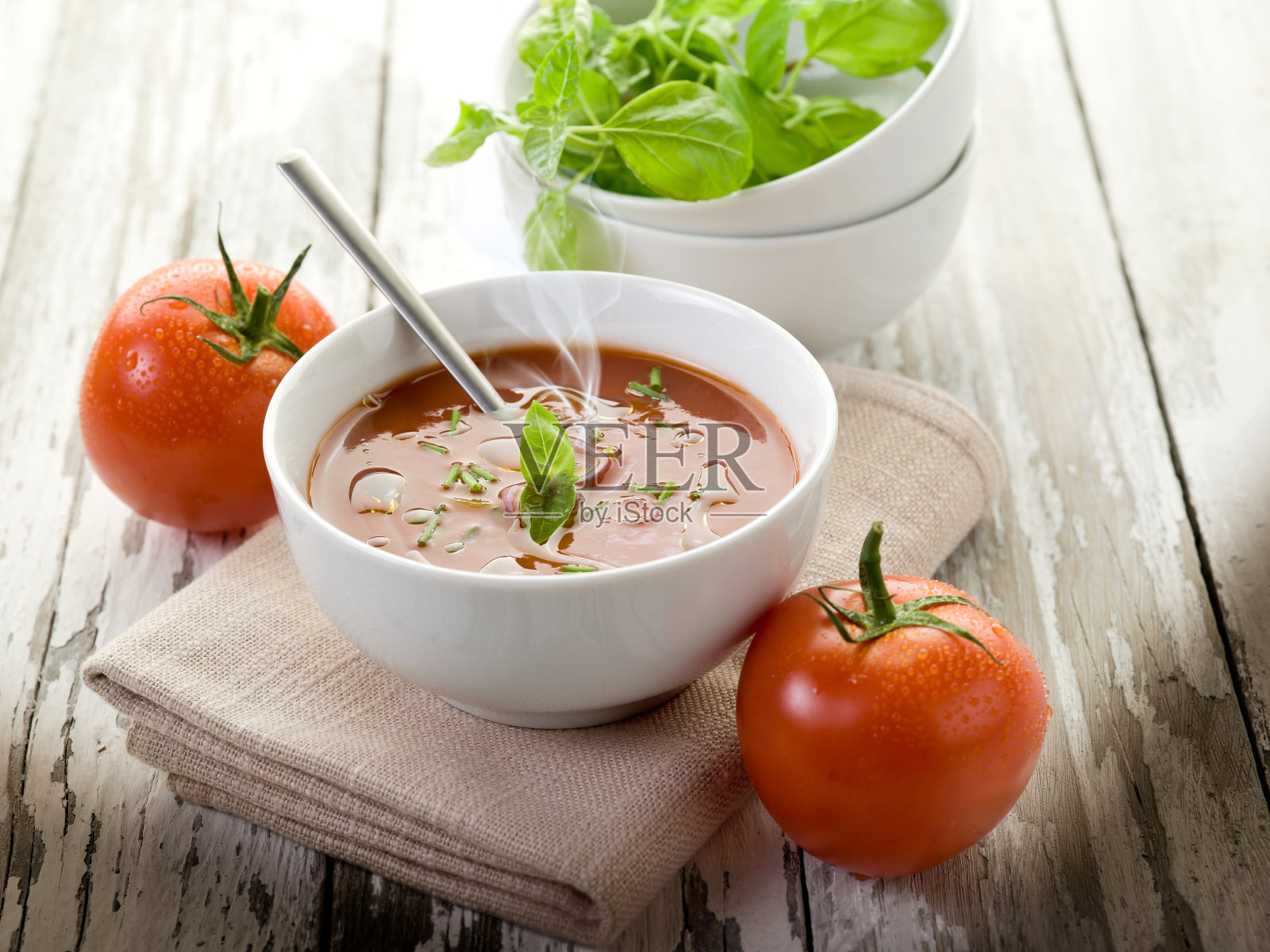 熏蕃茄罗勒叶汤照片摄影图片