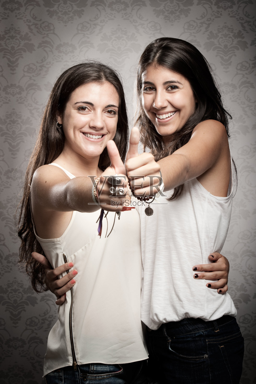 竖起大拇指的女孩照片摄影图片