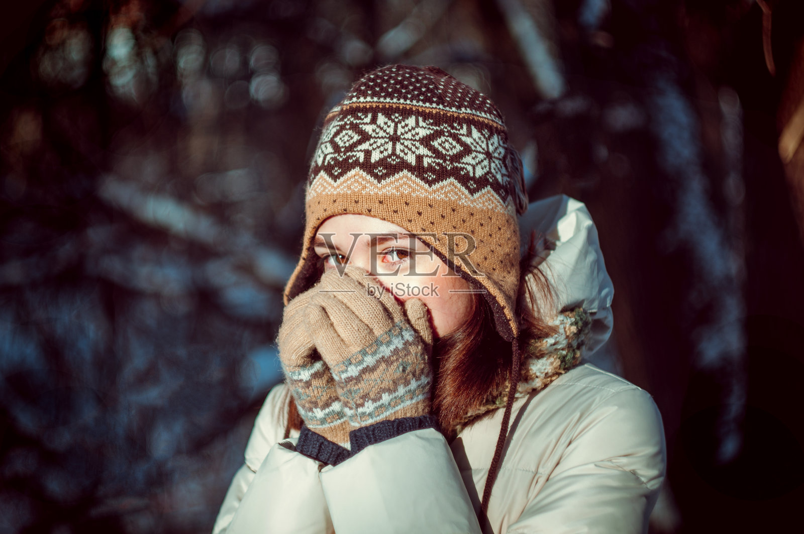 一个年轻漂亮的女人的肖像照片摄影图片