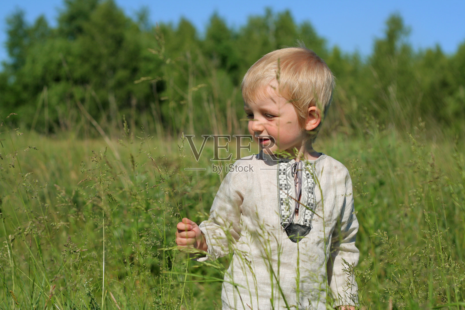 草地上的孩子照片摄影图片