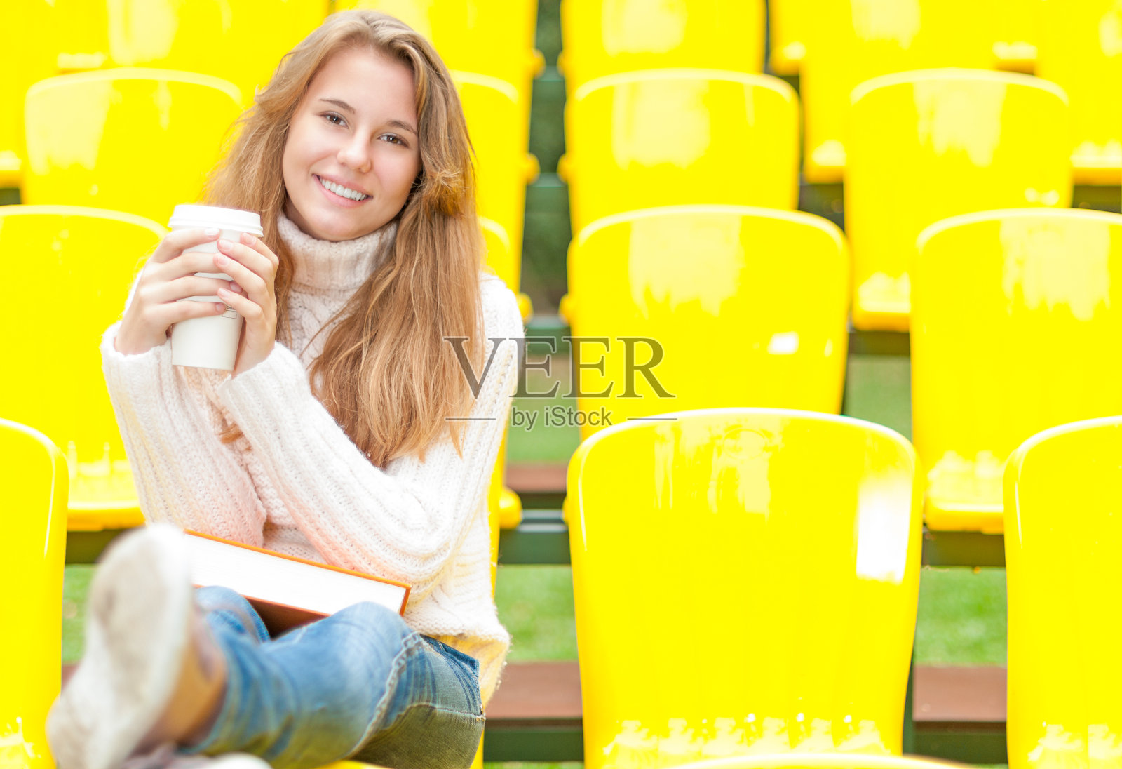 年轻女学生在户外休息。照片摄影图片