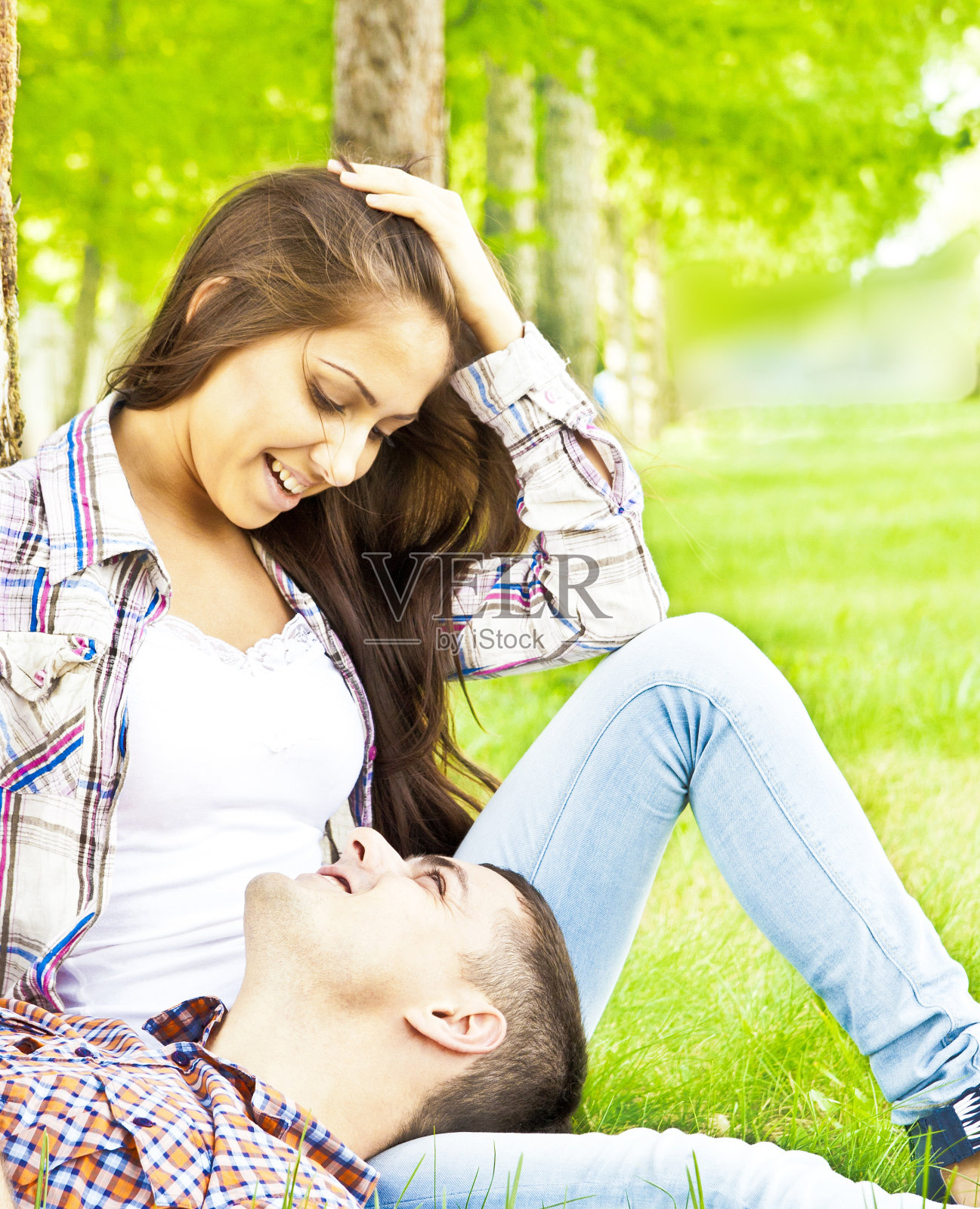 年轻的拉丁浪漫夫妇坐在森林享受肖像照片摄影图片