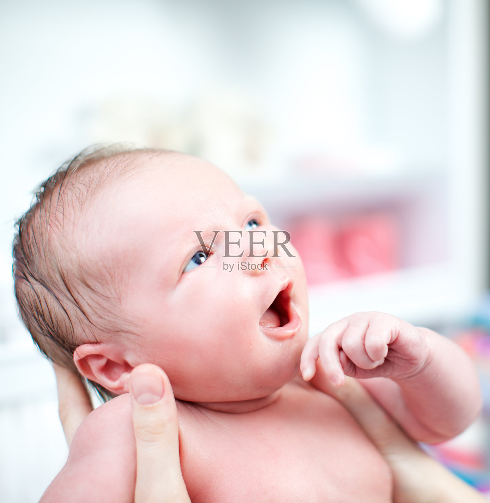 新生婴儿带着惊奇的表情照片摄影图片