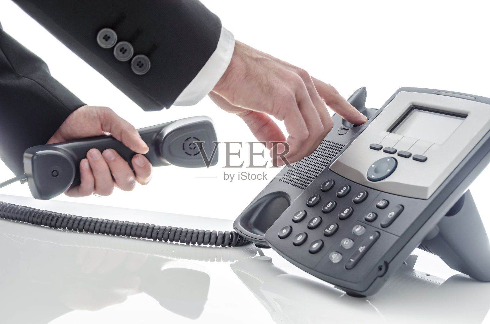 男手挂电话照片摄影图片