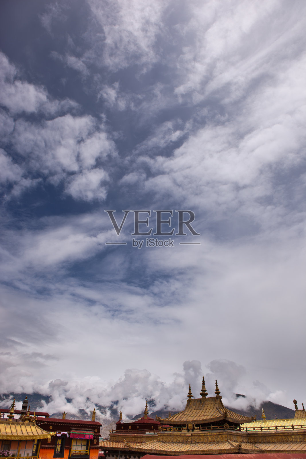 大昭寺的金色屋顶和云景照片摄影图片