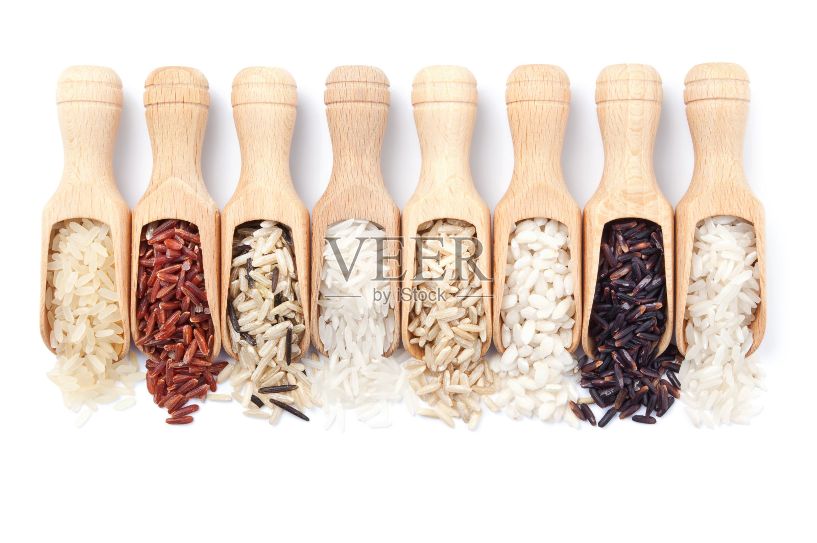 木勺上撒着不同种类的大米照片摄影图片