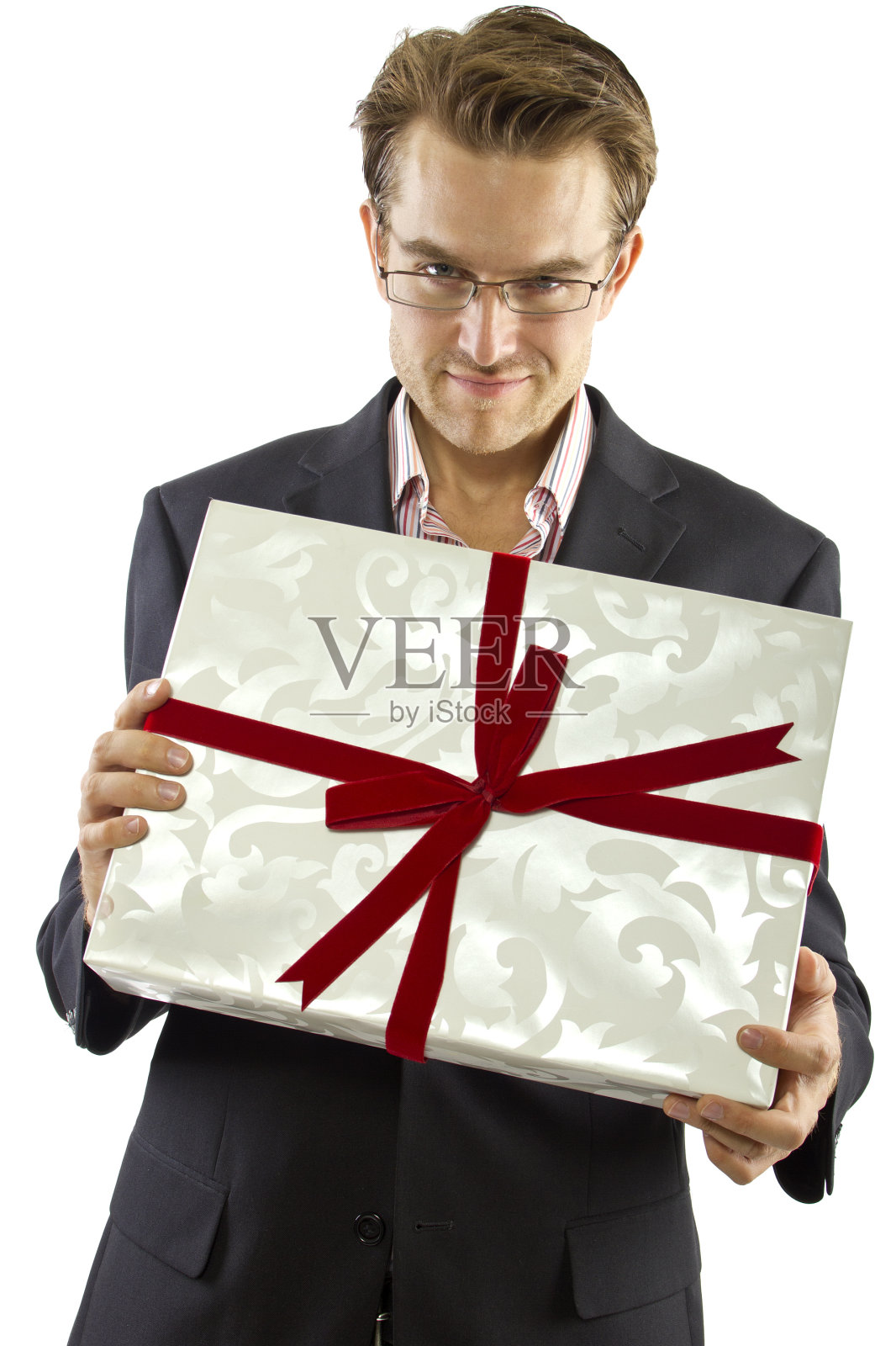 帅气大方的男朋友穿着西装拿着礼物照片摄影图片