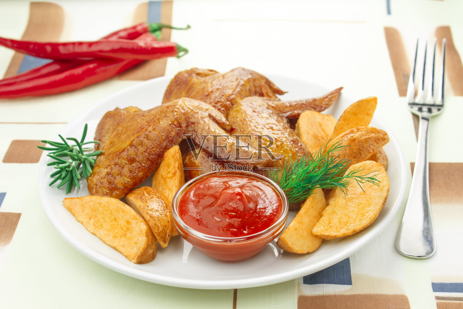 烤鸡翅和烤土豆照片摄影图片