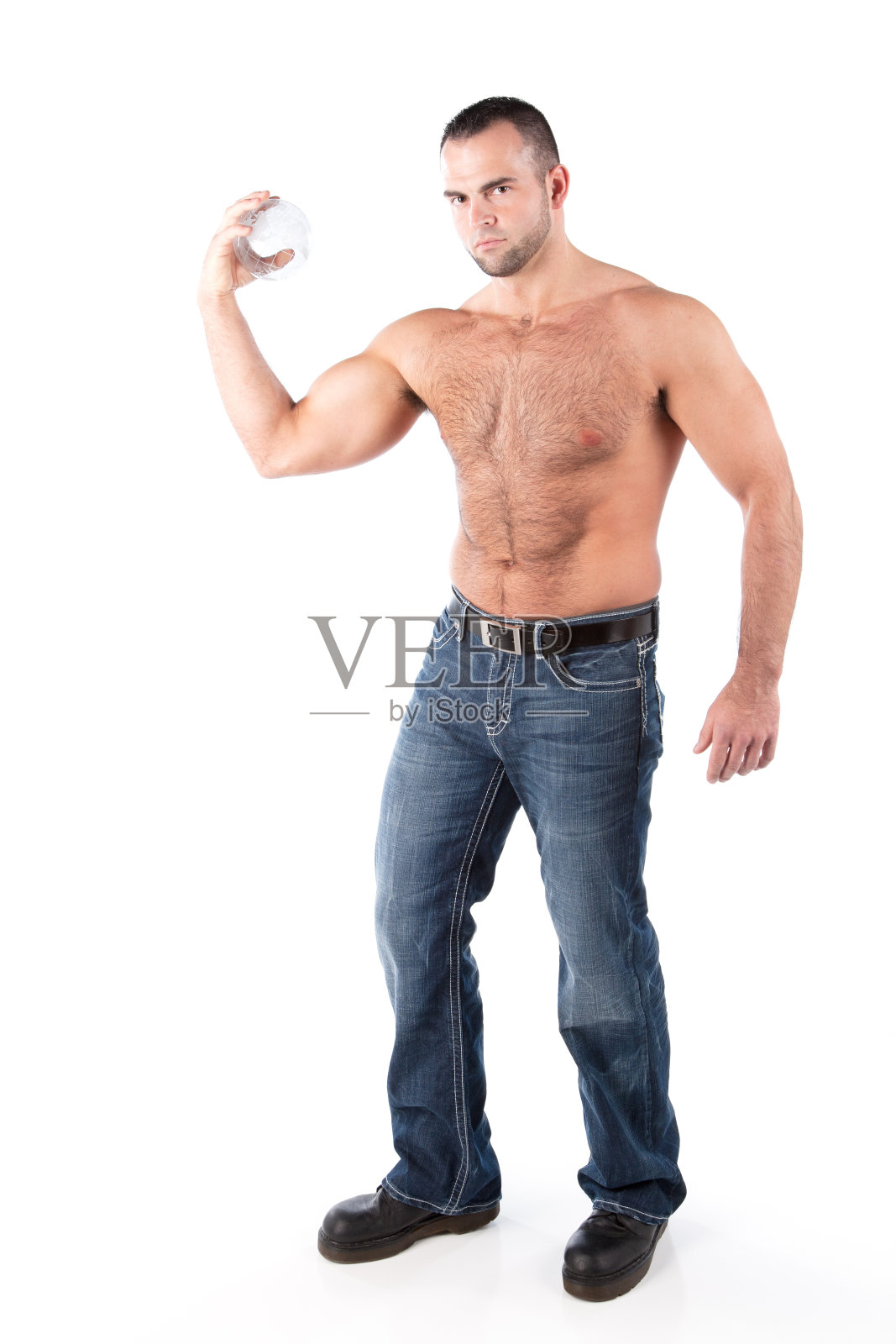 真人:肌肉发达的强壮的男人在手中握住世界赤膊照片摄影图片