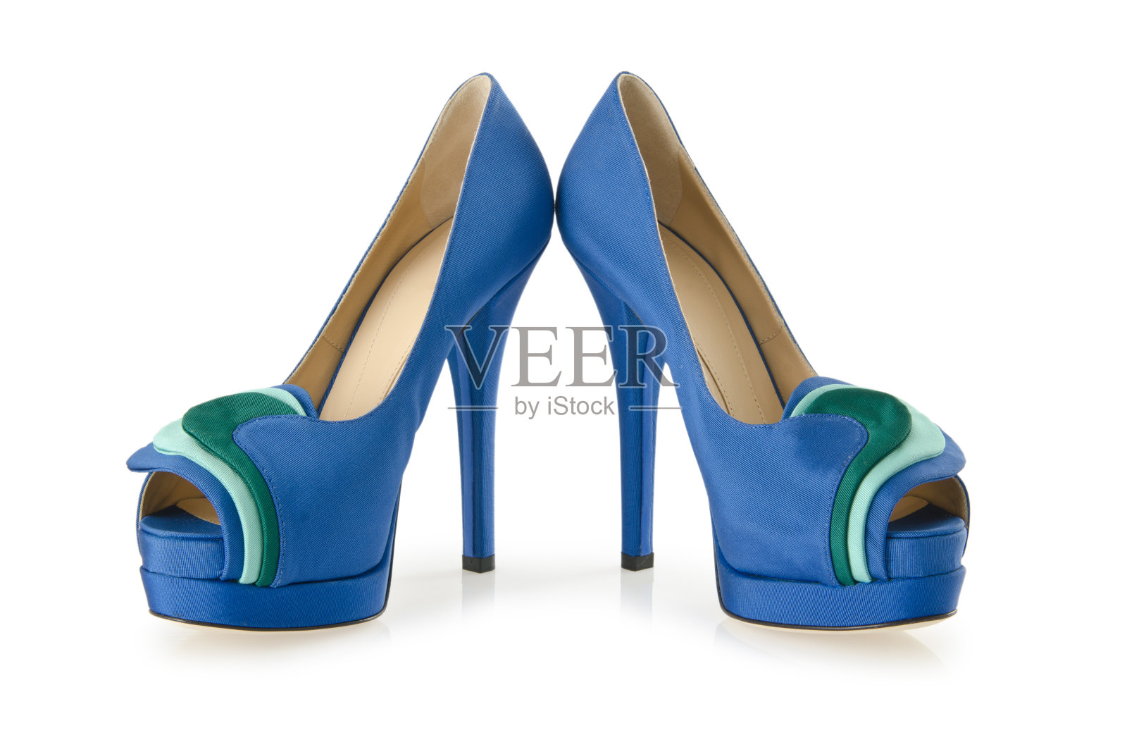 蓝色的鞋子孤立在白色的鞋子上照片摄影图片