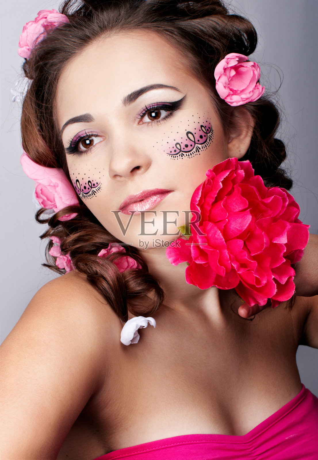 一个长着漂亮脸蛋，头上戴着鲜花的女孩照片摄影图片