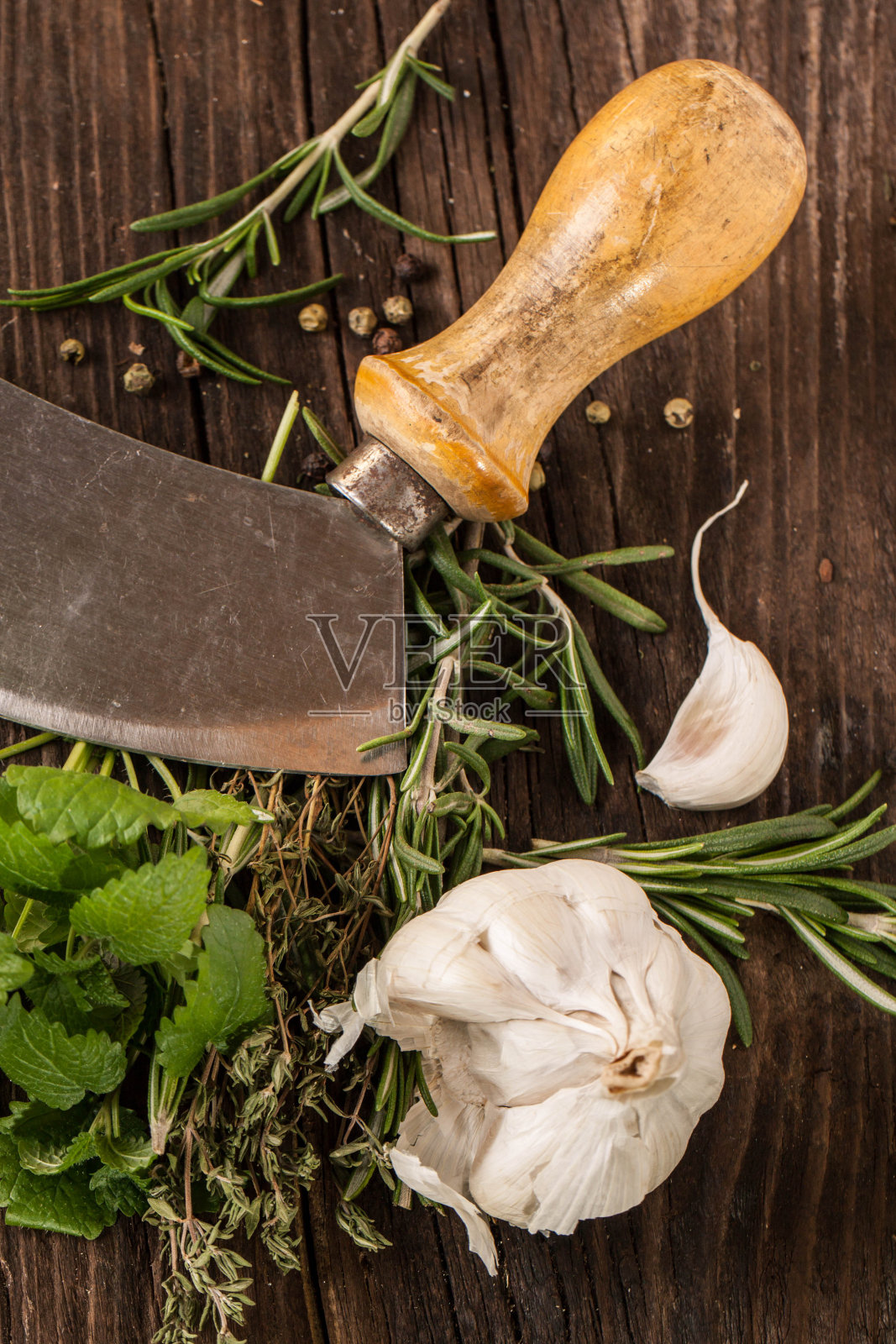 大蒜和香草刀照片摄影图片