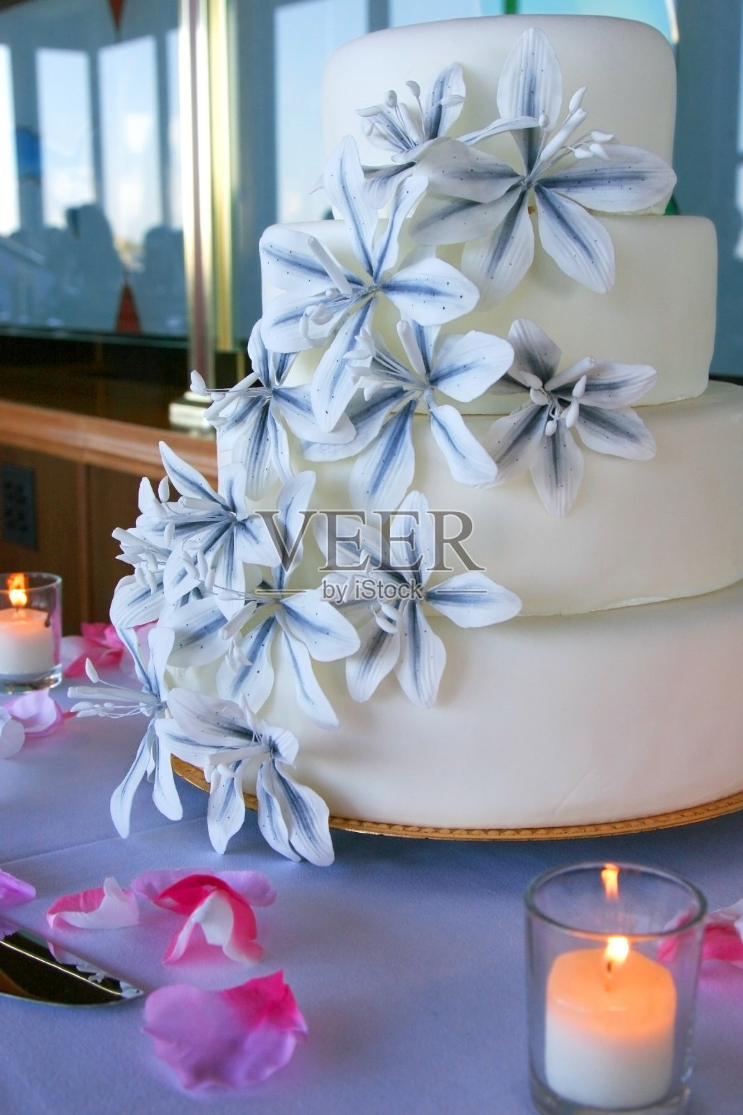婚礼蛋糕与鲜花和蜡烛照片摄影图片