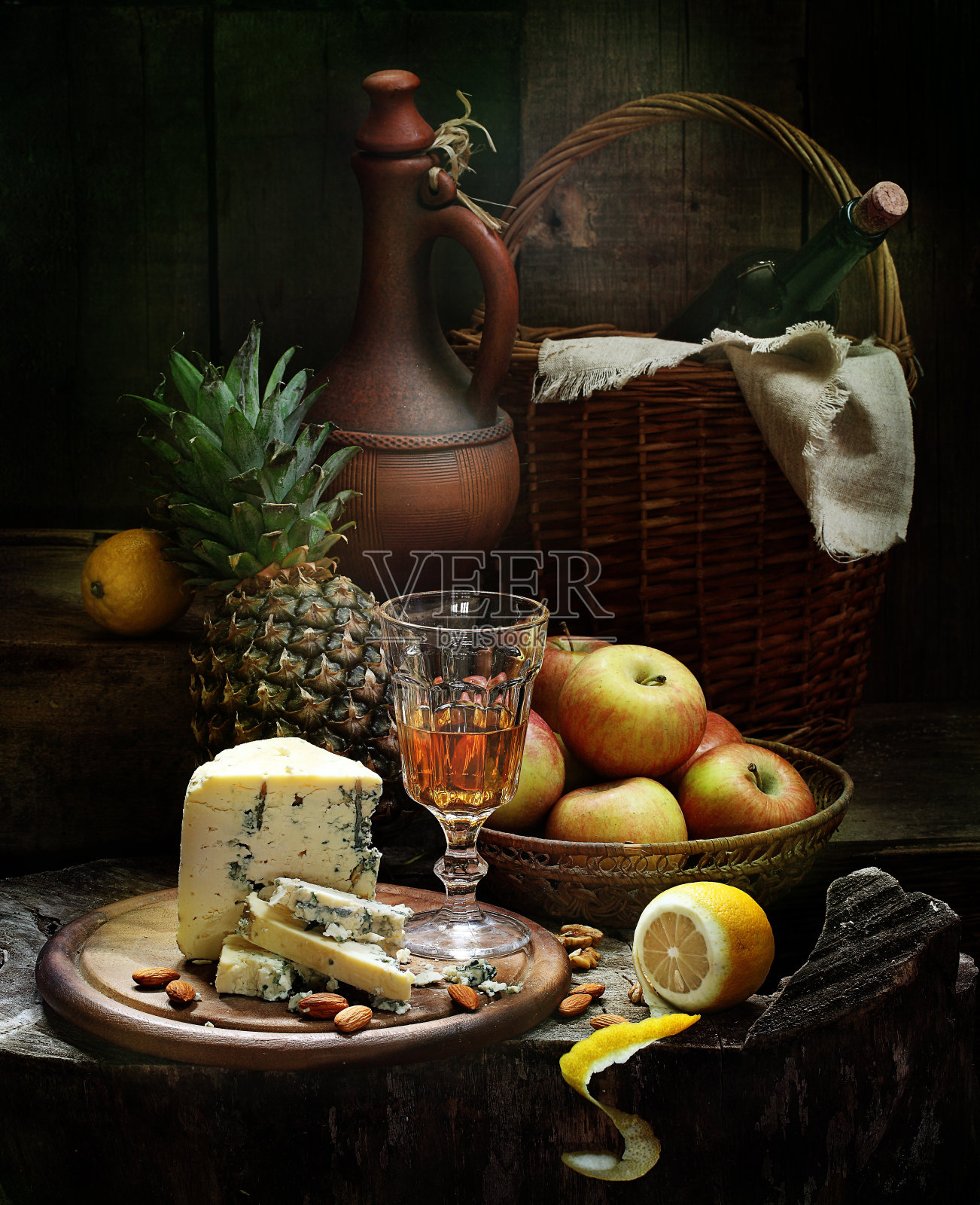 有白葡萄酒和菠萝的静物画照片摄影图片