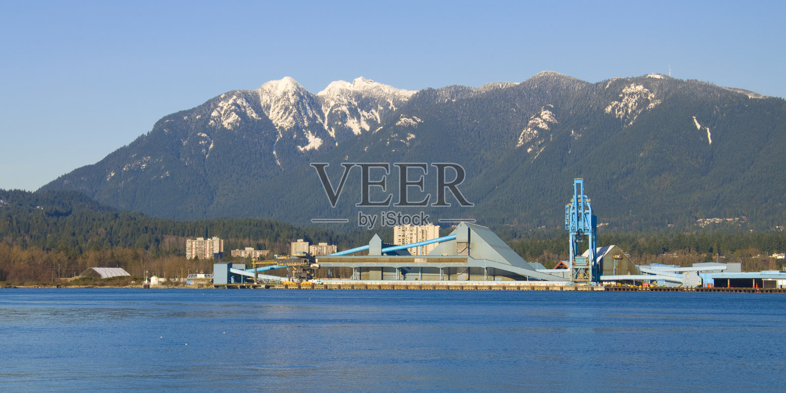 海边的工厂照片摄影图片