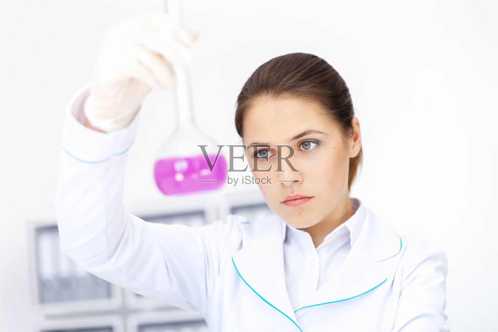 在实验室从事化学工作的年轻女性化学研究员照片摄影图片