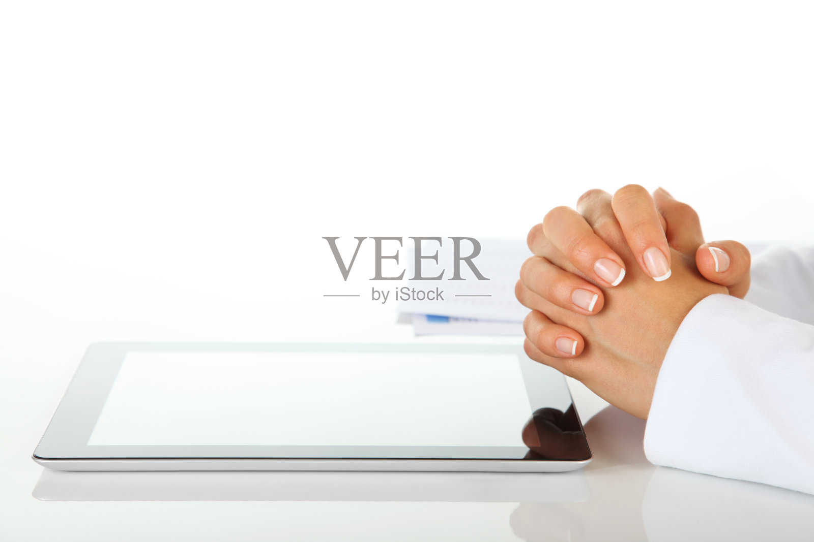 与数字平板电脑打交道的女商人照片摄影图片