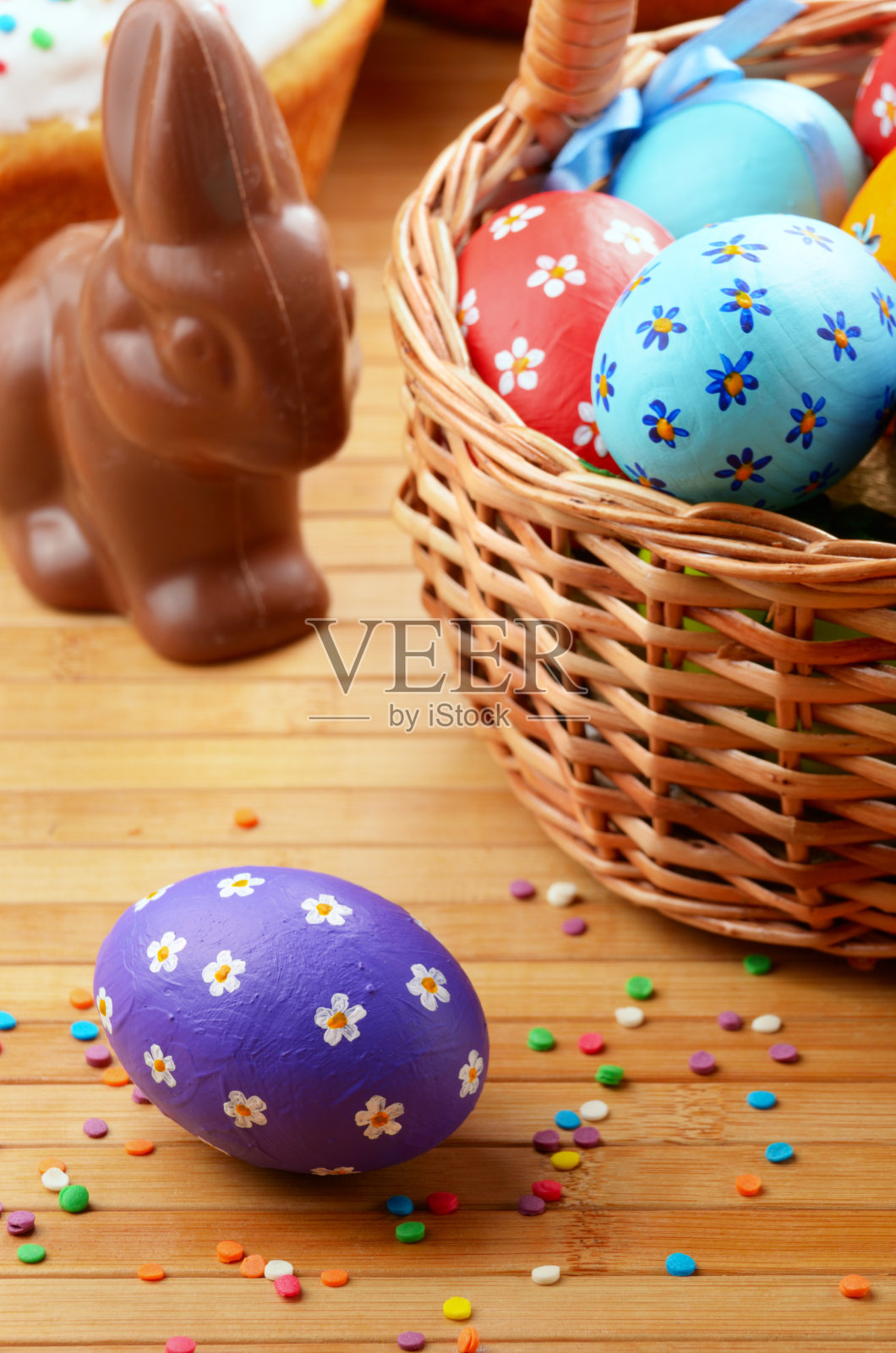 复活节彩蛋，蛋糕，篮子照片摄影图片