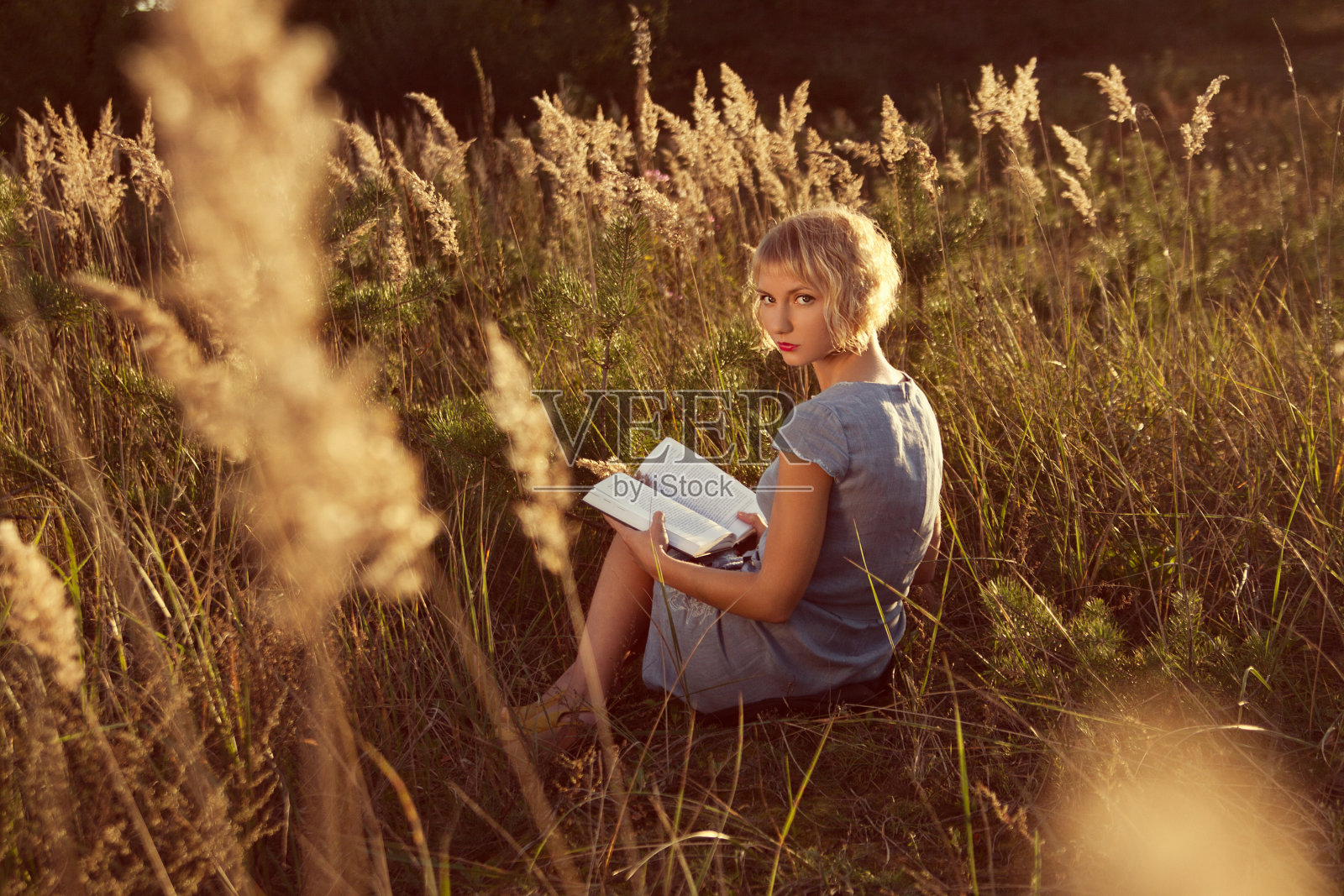 年轻女人读一本书照片摄影图片