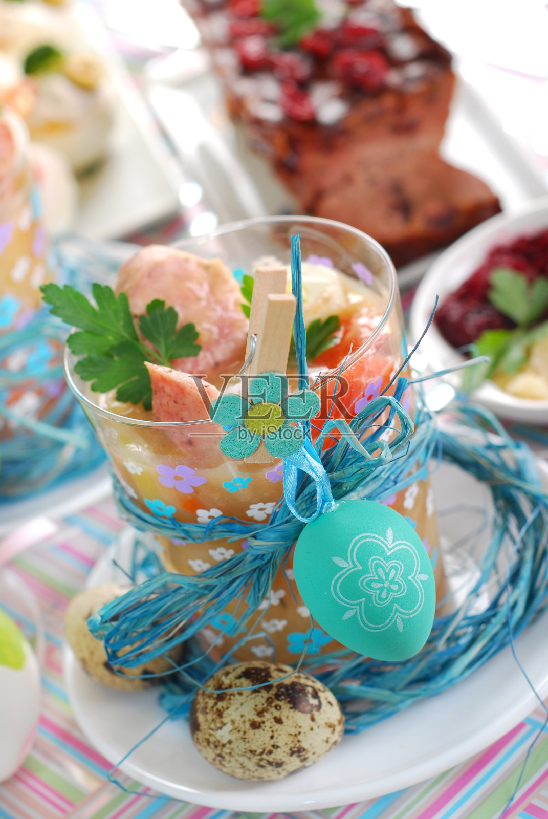 复活节白罗宋汤配鹌鹑蛋和香肠照片摄影图片