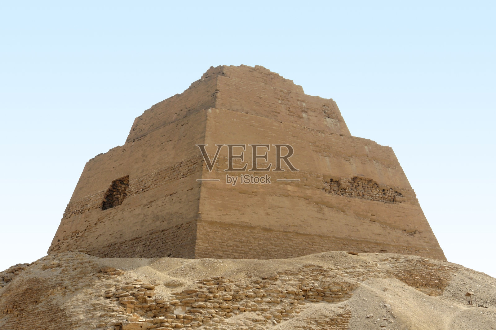 仰视角度拍摄的晴空下的古遗址照片摄影图片