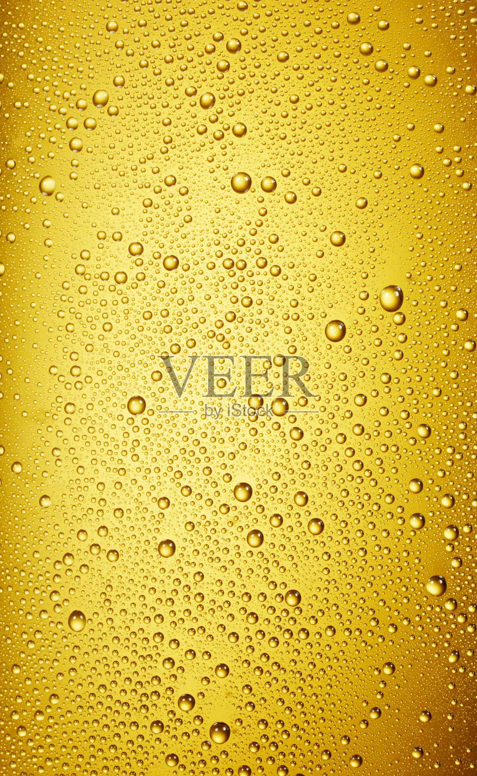 水滴在啤酒杯上照片摄影图片