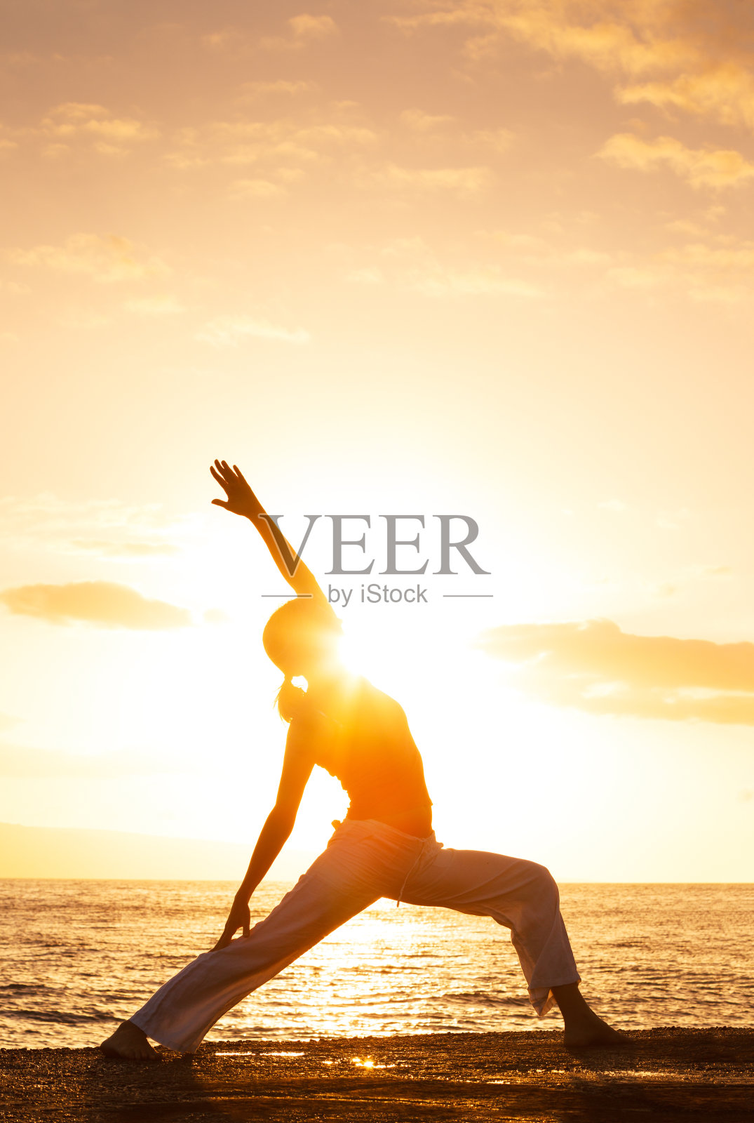 在日落练习瑜伽的女人照片摄影图片