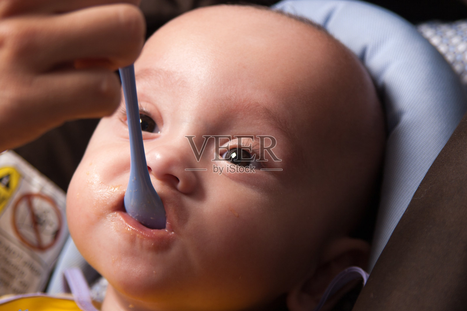 母亲喂婴儿照片摄影图片