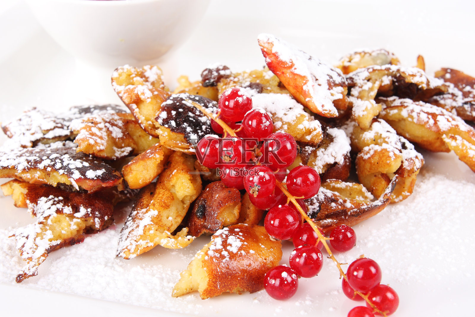 切碎的甜点和加糖的煎饼照片摄影图片