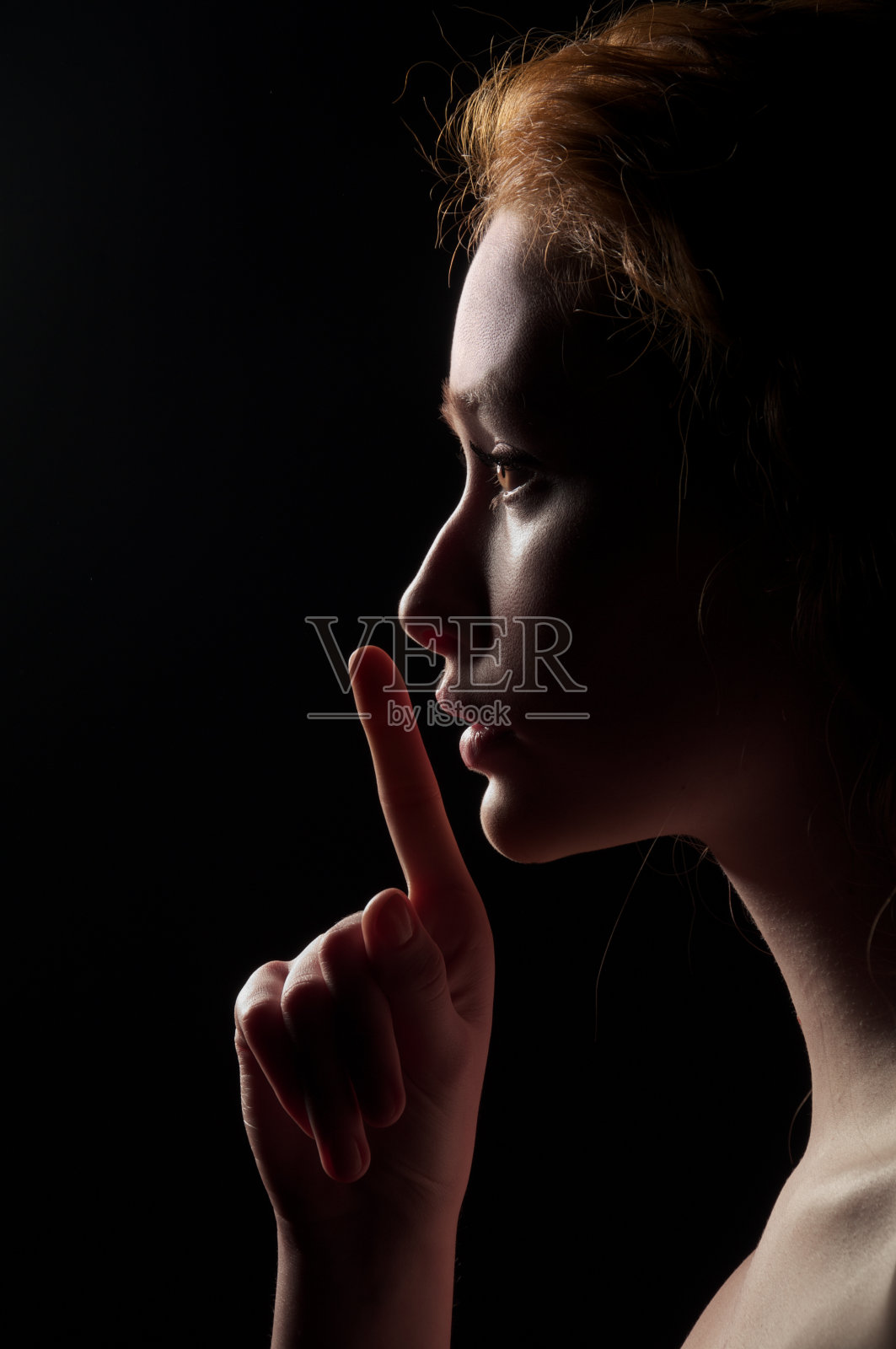 年轻女子示意保持安静照片摄影图片