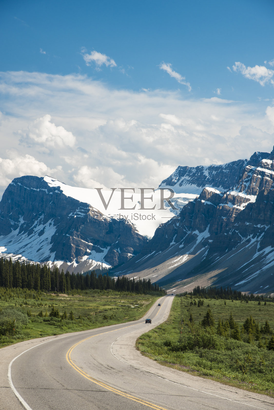 山脚下的公路照片摄影图片