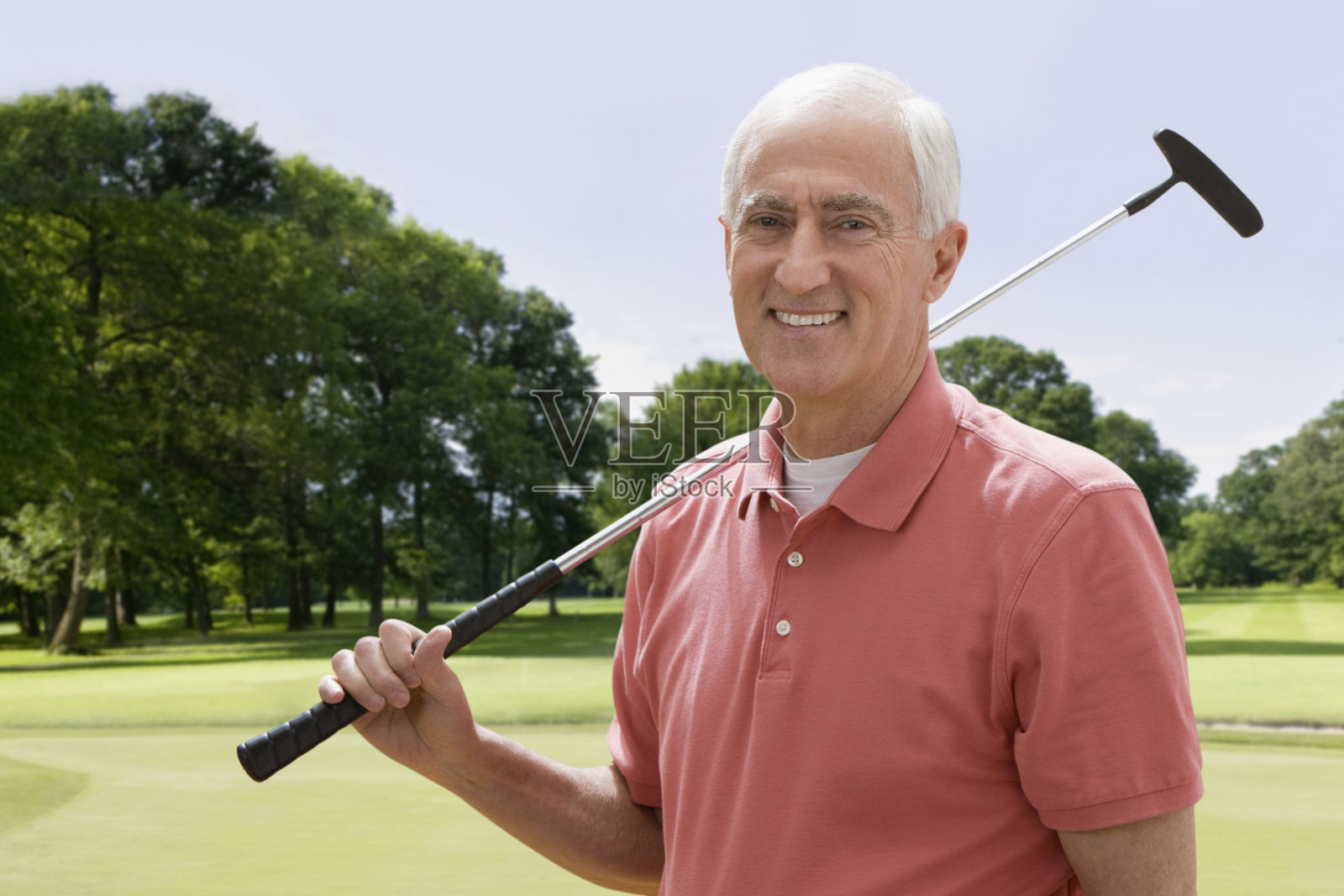 拿着高尔夫球棒的老人照片摄影图片