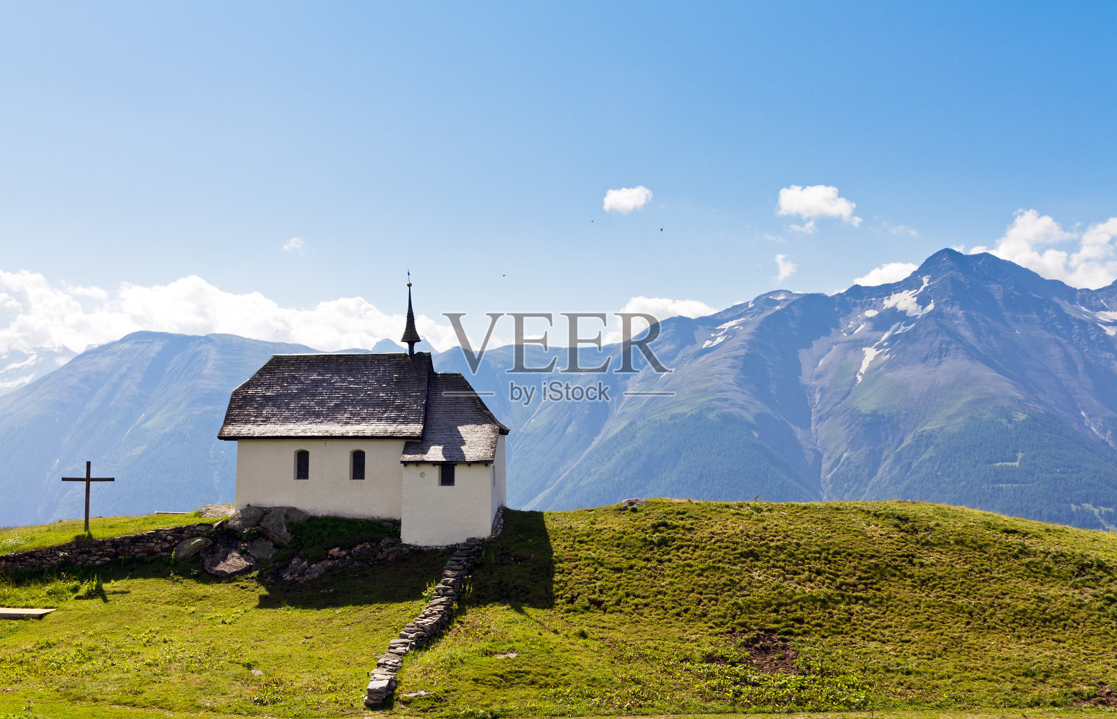 小山上的教堂照片摄影图片
