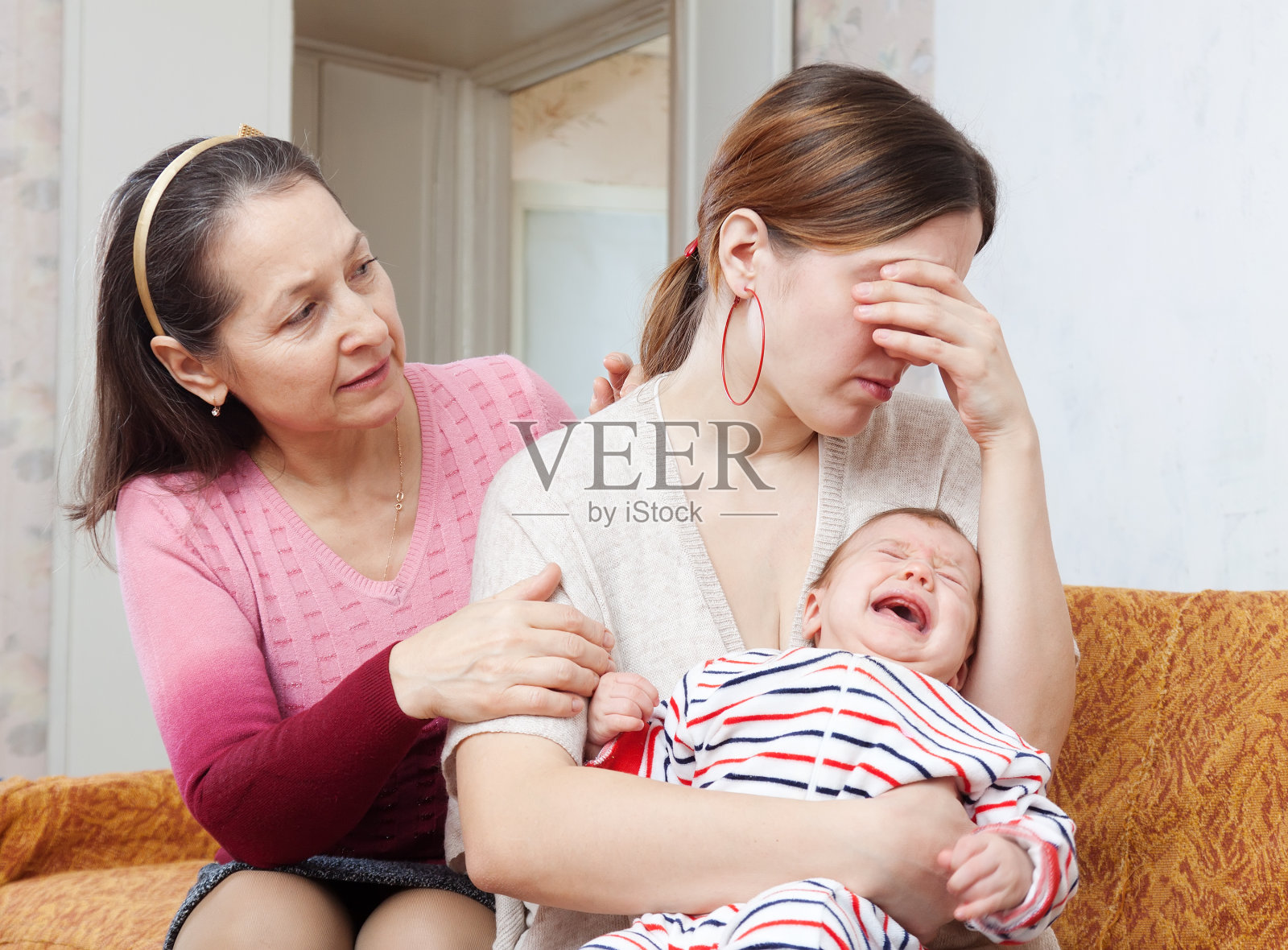 中年妇女安慰哭泣的成年女儿照片摄影图片