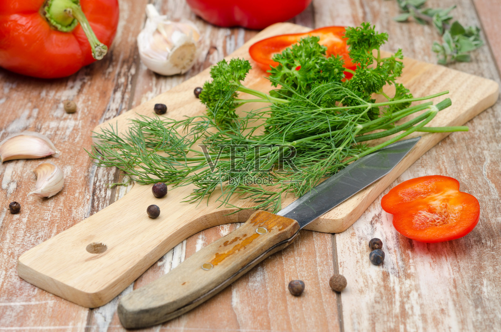 木砧板上放着蔬菜和新鲜香草照片摄影图片
